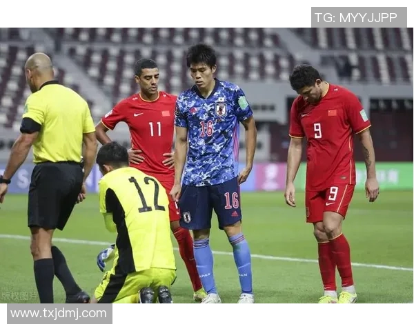 外国足球明星带女友观赛展现甜蜜时刻引发球迷热议