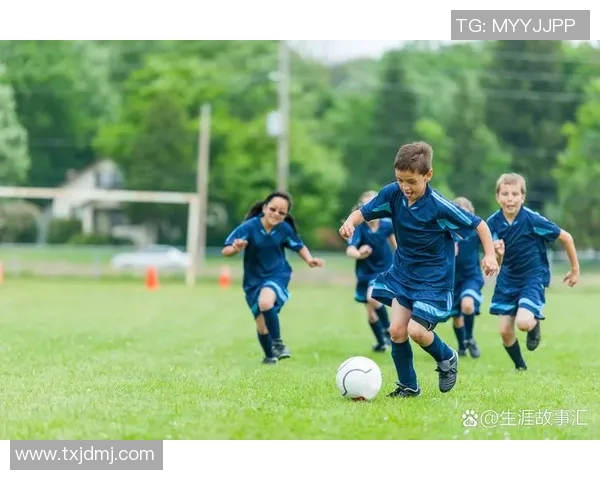 球星跨越绿茵梦想 坐在足球上感受激情与荣耀的碰撞 球星跨越绿茵梦想 坐在足球上感受激情与荣耀的碰撞