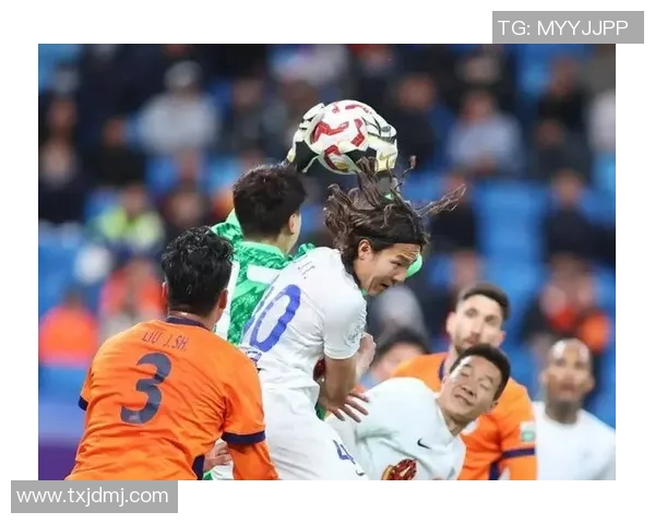 足球场惊现球星神秘现象 引发全场观众疯狂热议与欢呼 足球场惊现球星神秘现象 引发全场观众疯狂热议与欢呼